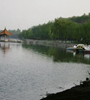 黃水河兩岸生機(jī)盎然，綠意蔥蘢，走在兩岸曲徑通幽的小路上，暗香來襲，沁人心脾，成為西寧市的一處天然氧吧。